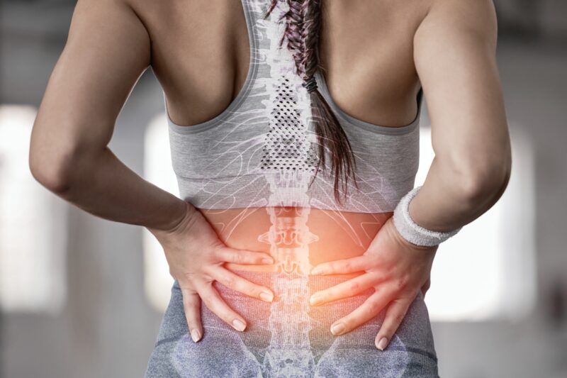 prikaz devojke koja ima problema sa leđima